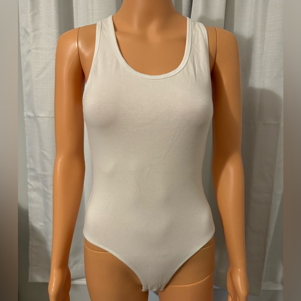 Great Zenana Outfitters size M white sleeveless racer back bodysuit new